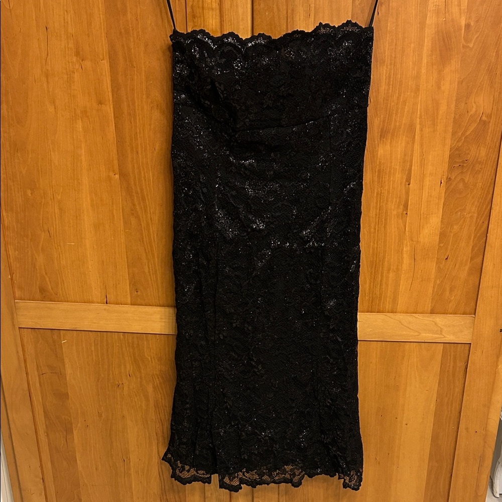 Chic Strapless Black Lace Dress Offers Welcome